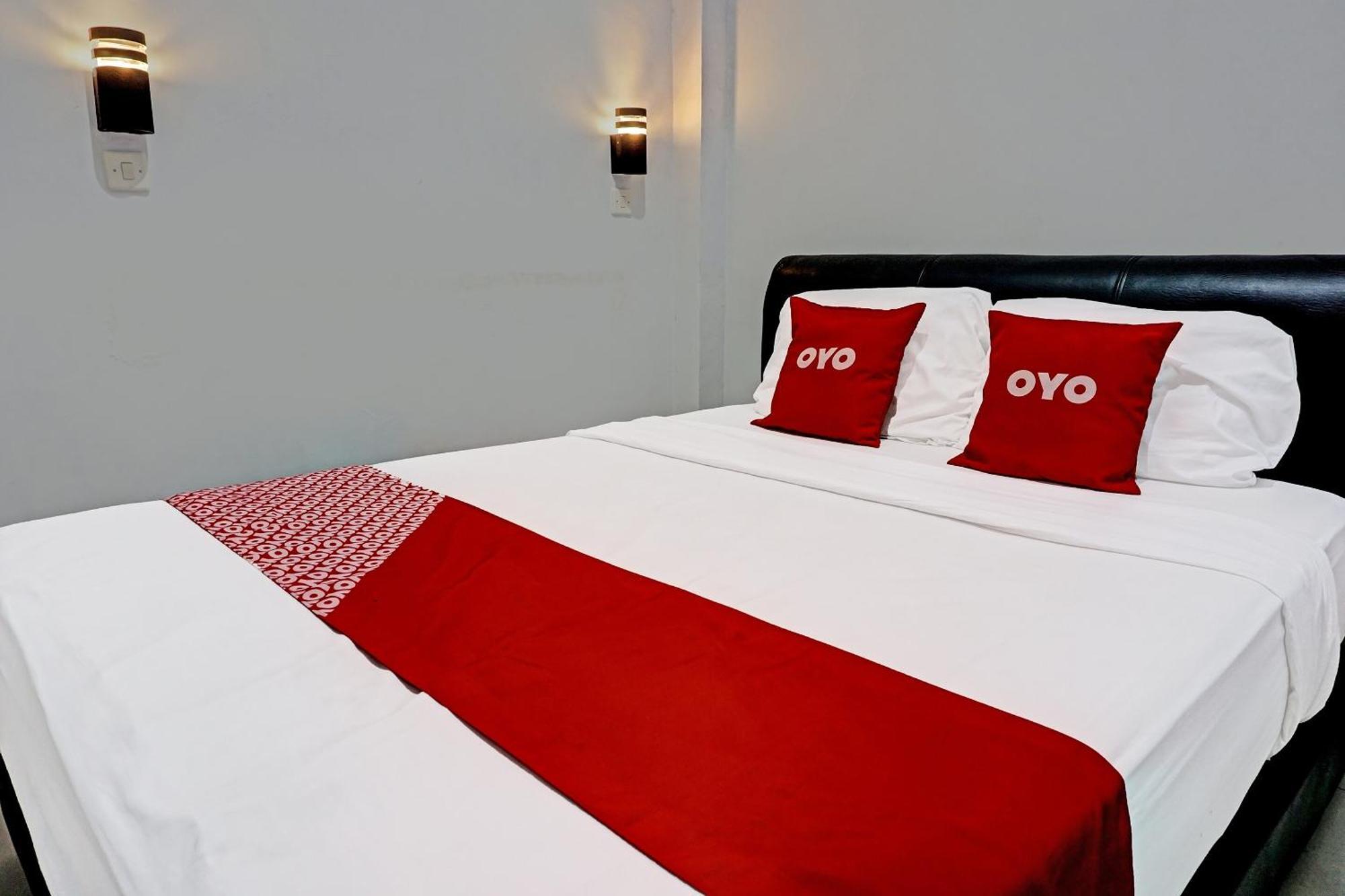 Oyo 91599 Penginapan Mutiara マディウン エクステリア 写真