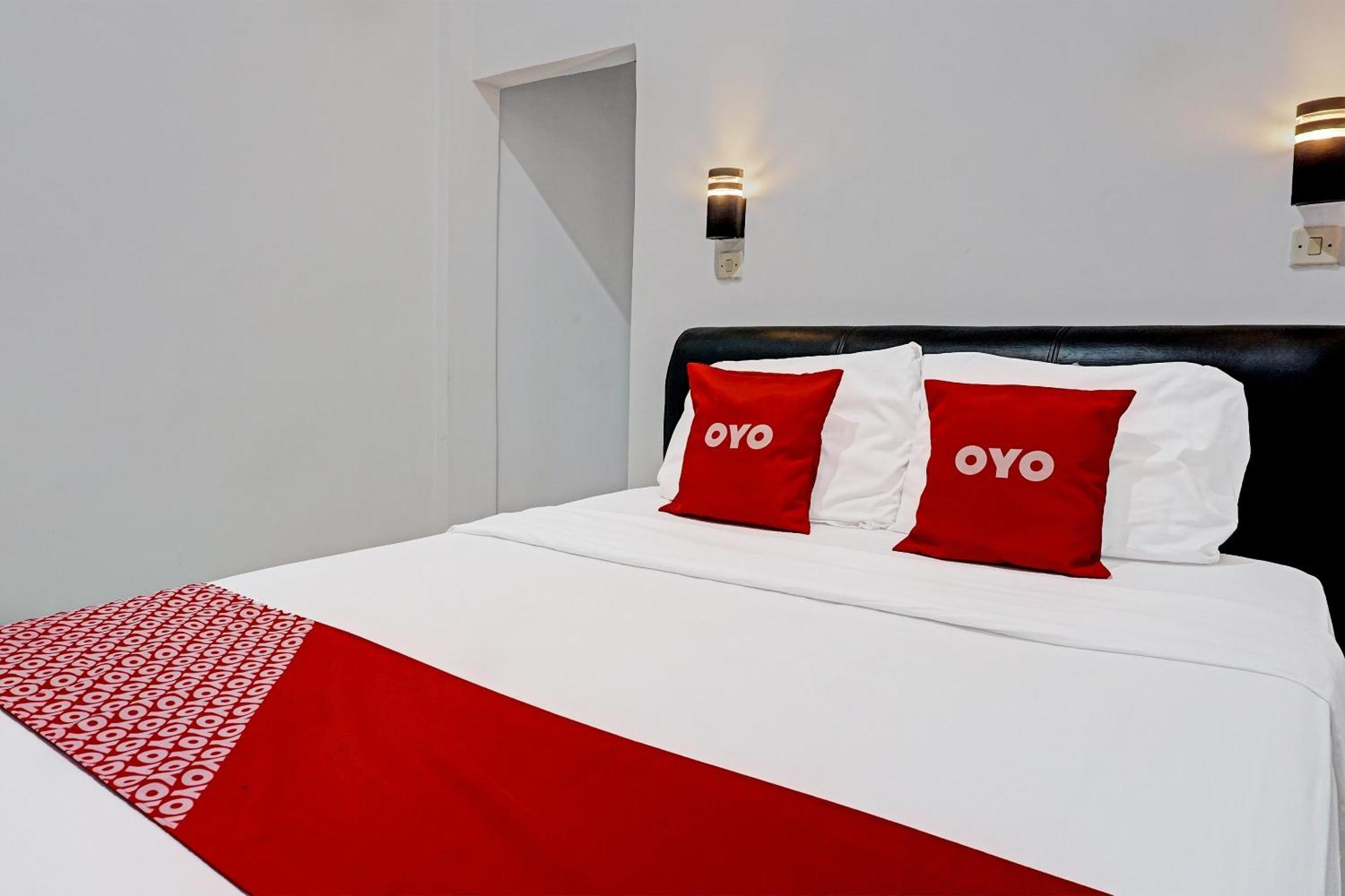 Oyo 91599 Penginapan Mutiara マディウン エクステリア 写真